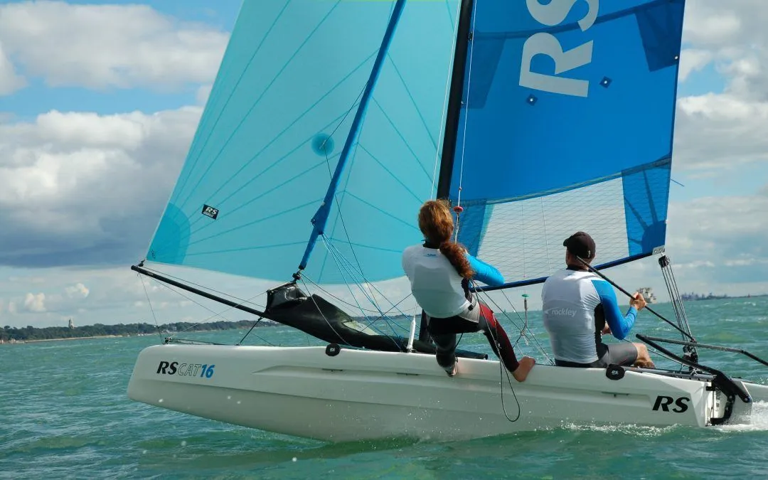 Catamaranes de polietileno de RS, robustos e innovadores